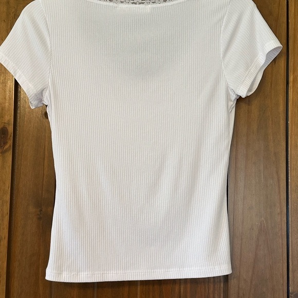White Ribbed V-Neck Lace Trim Top Sz M - Picture 5 of 7